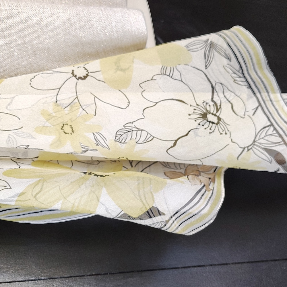 💛 Pendleton Silk Scarf. Yellow with Flowers. - Picture 5 of 8